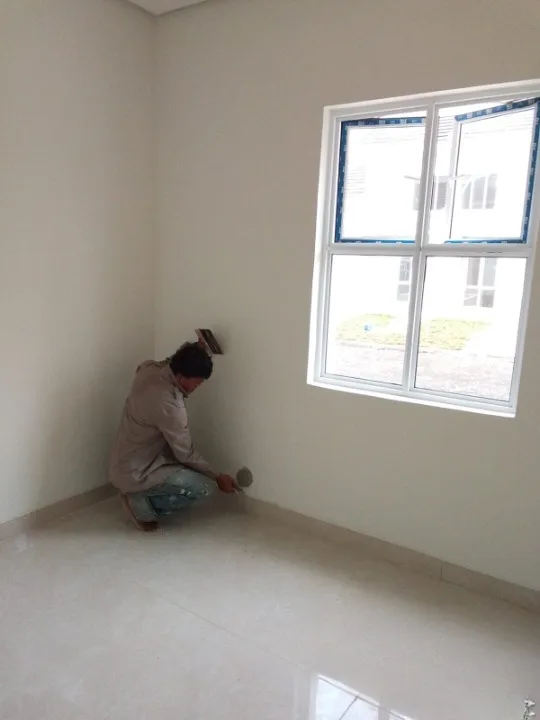 Plamir dan tambal dinding kamar utama